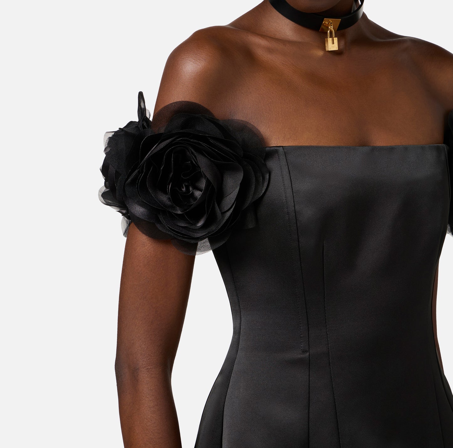 Abito in duchesse con fiori applicati