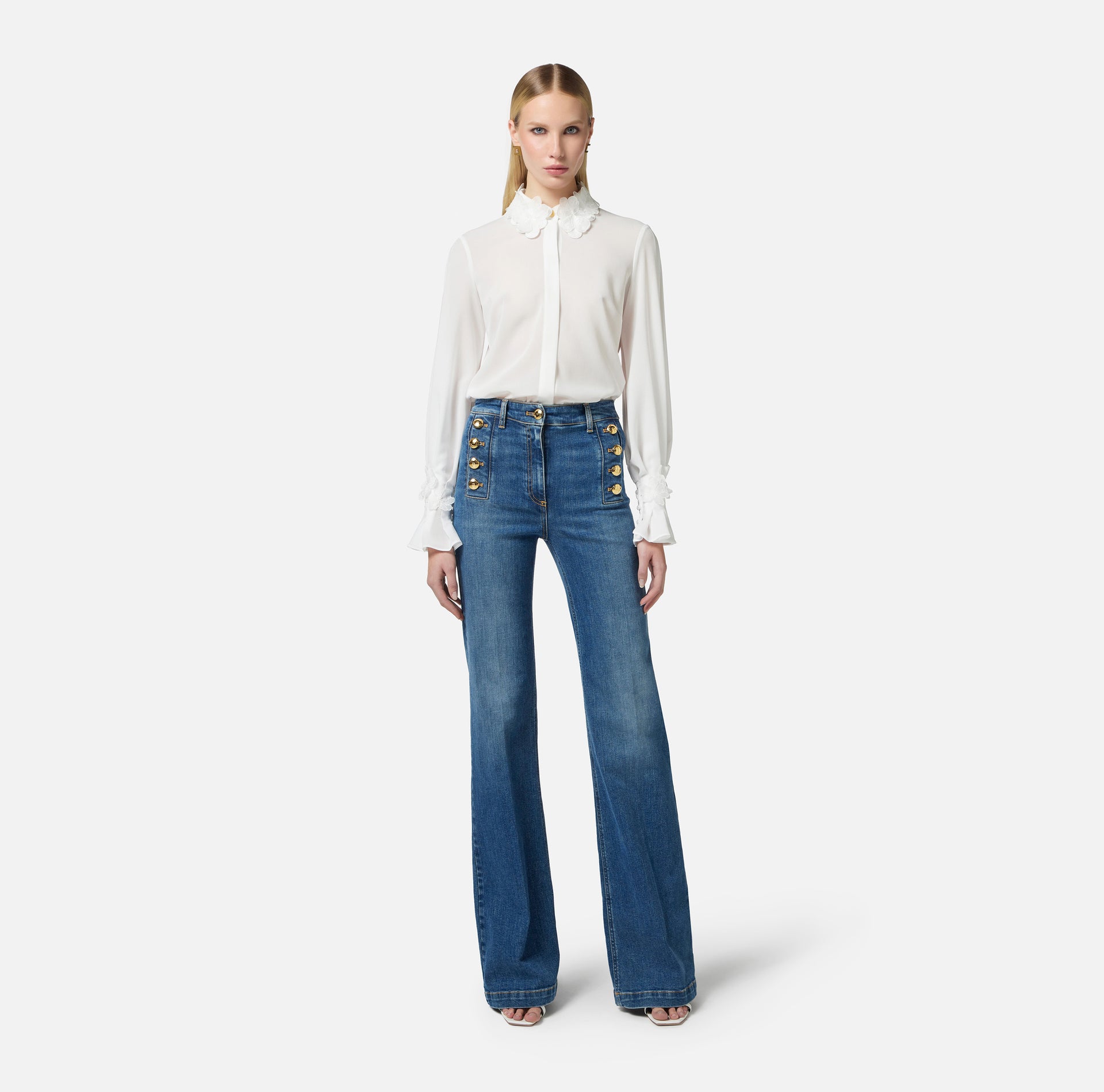 Jeans a zampa con bottoniera