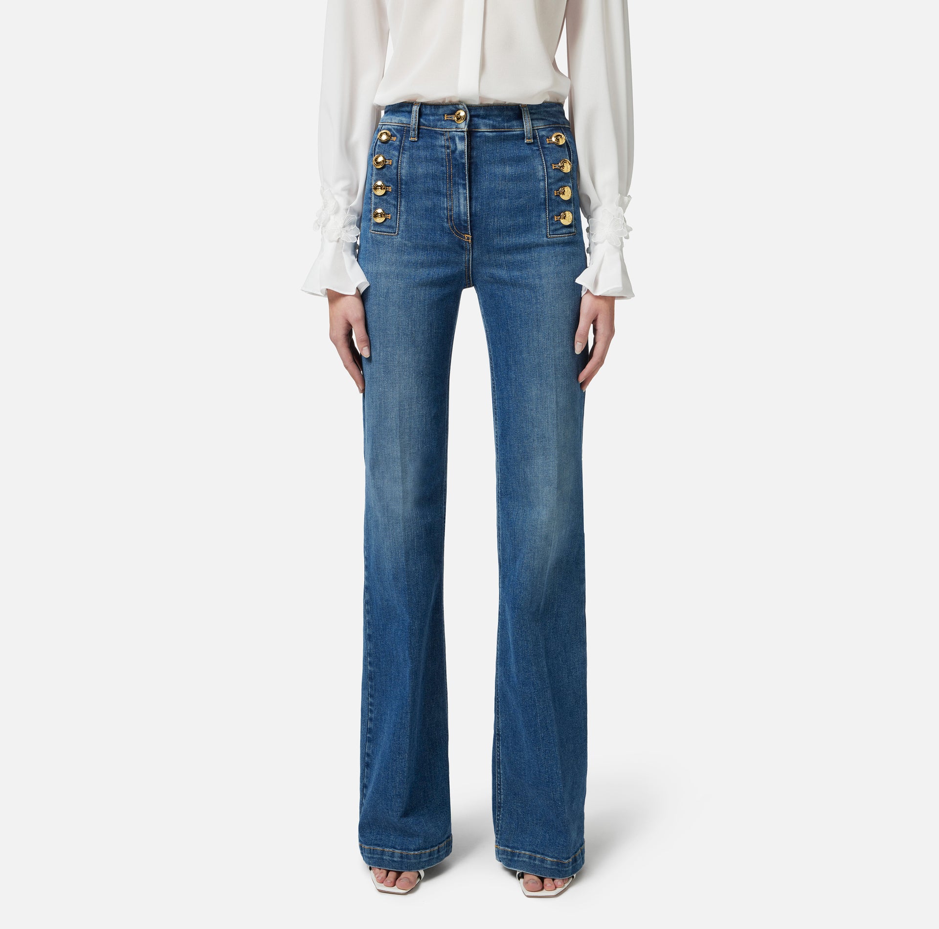 Jeans a zampa con bottoniera