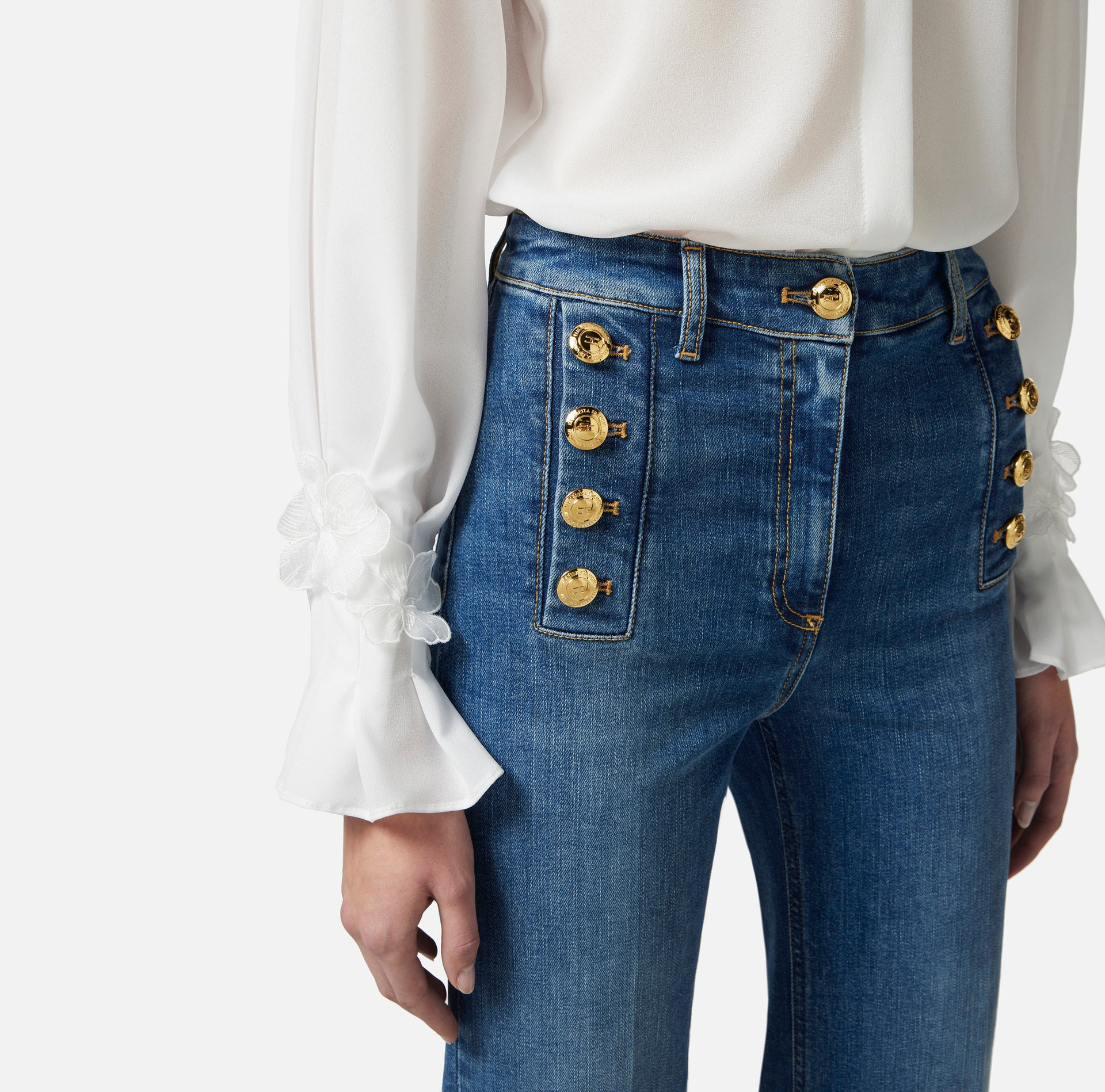 Jeans a zampa con bottoniera