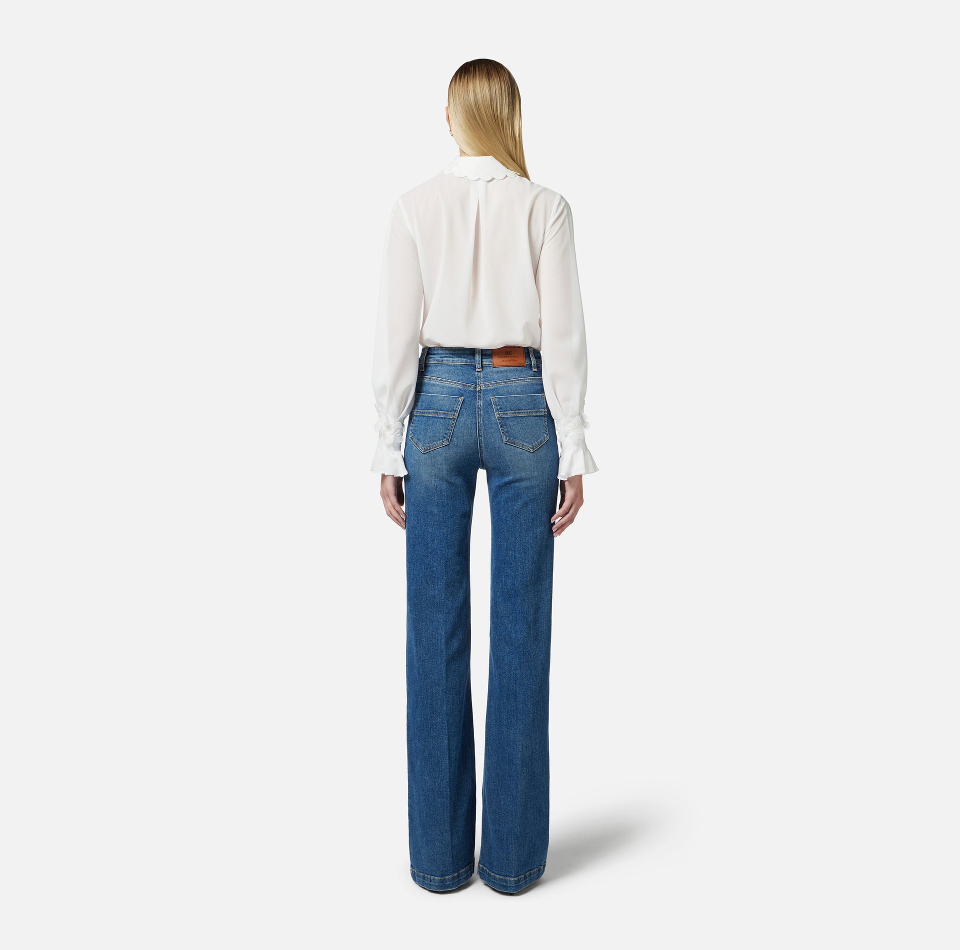 Jeans a zampa con bottoniera