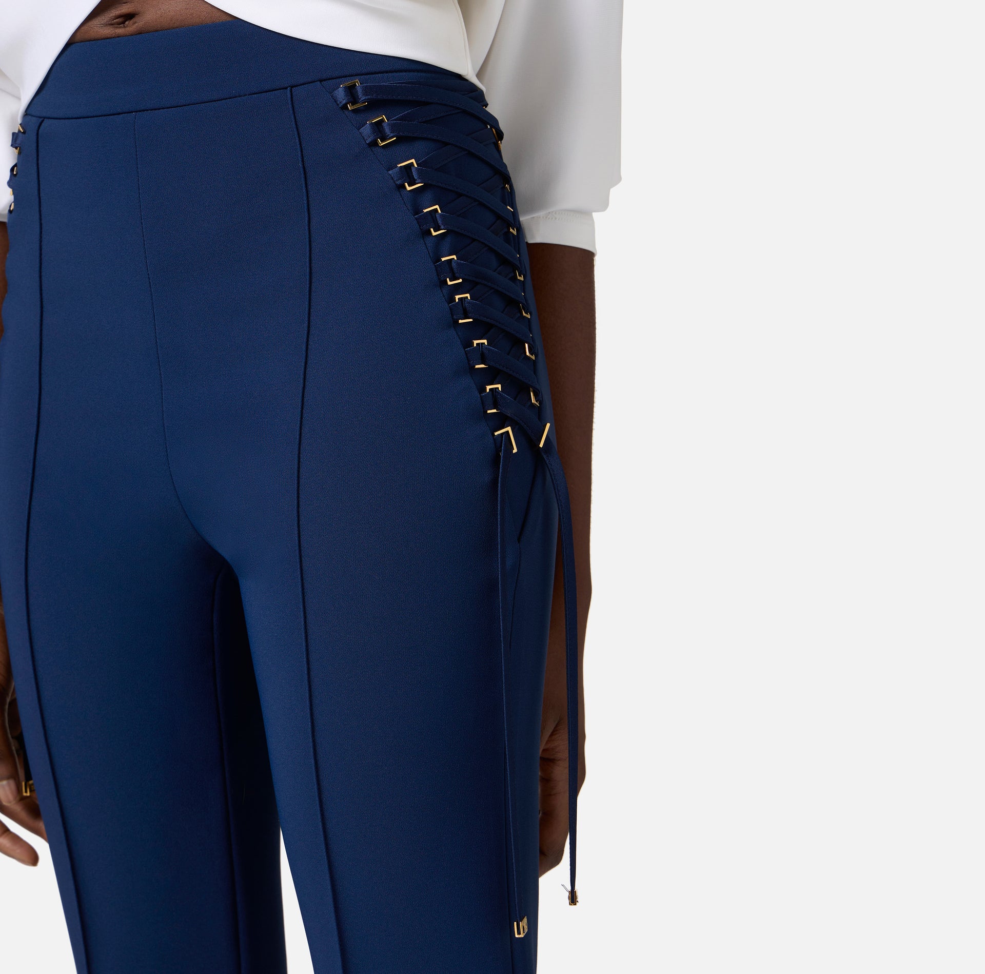 Pantaloni a zampa in crêpe con lacci criss-cross