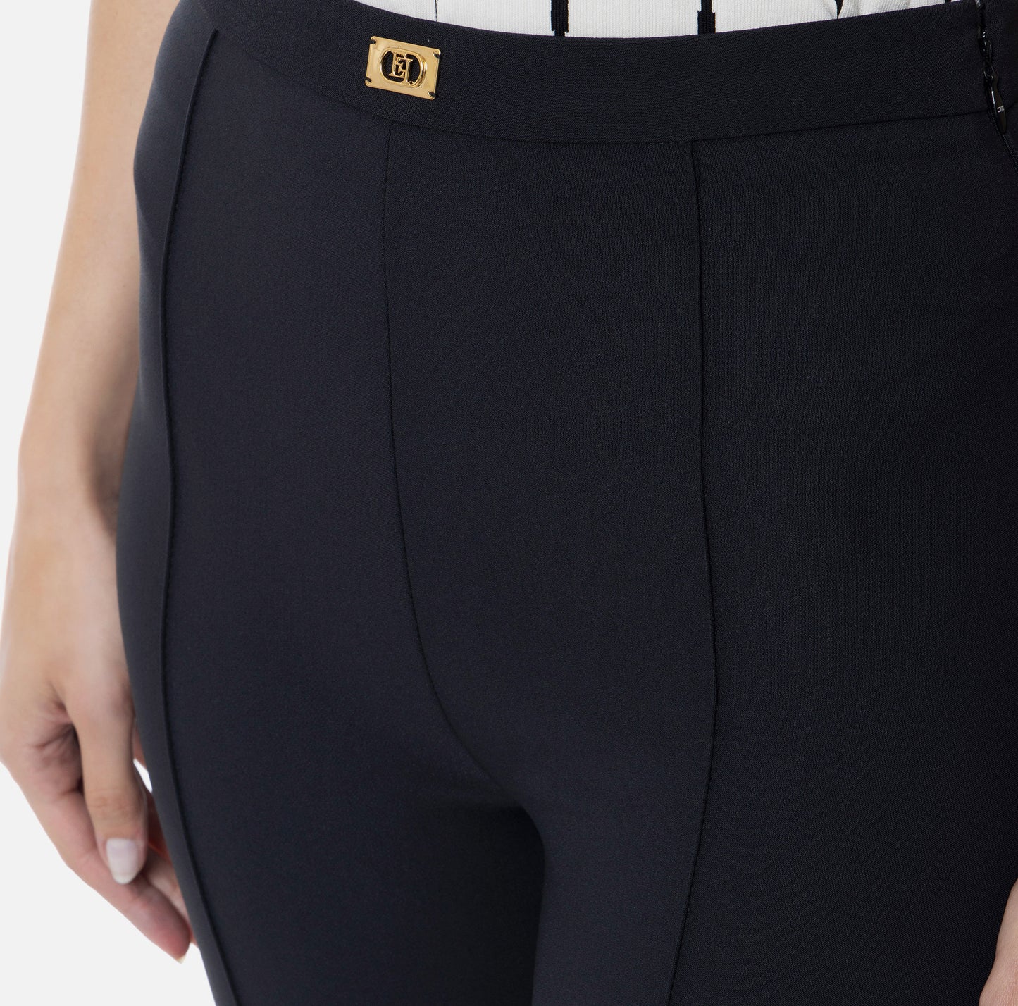 Pantaloni a zampa in crêpe con placca logo