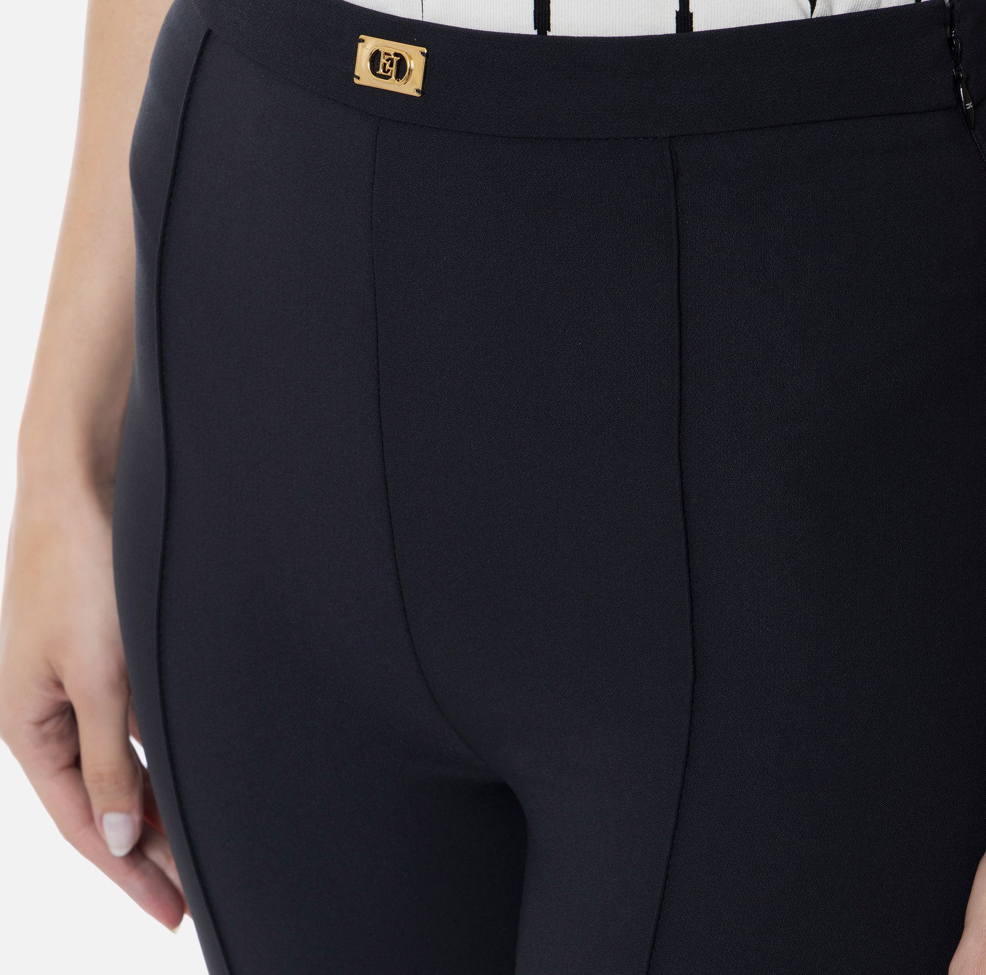 Pantaloni a zampa in crêpe con placca logo