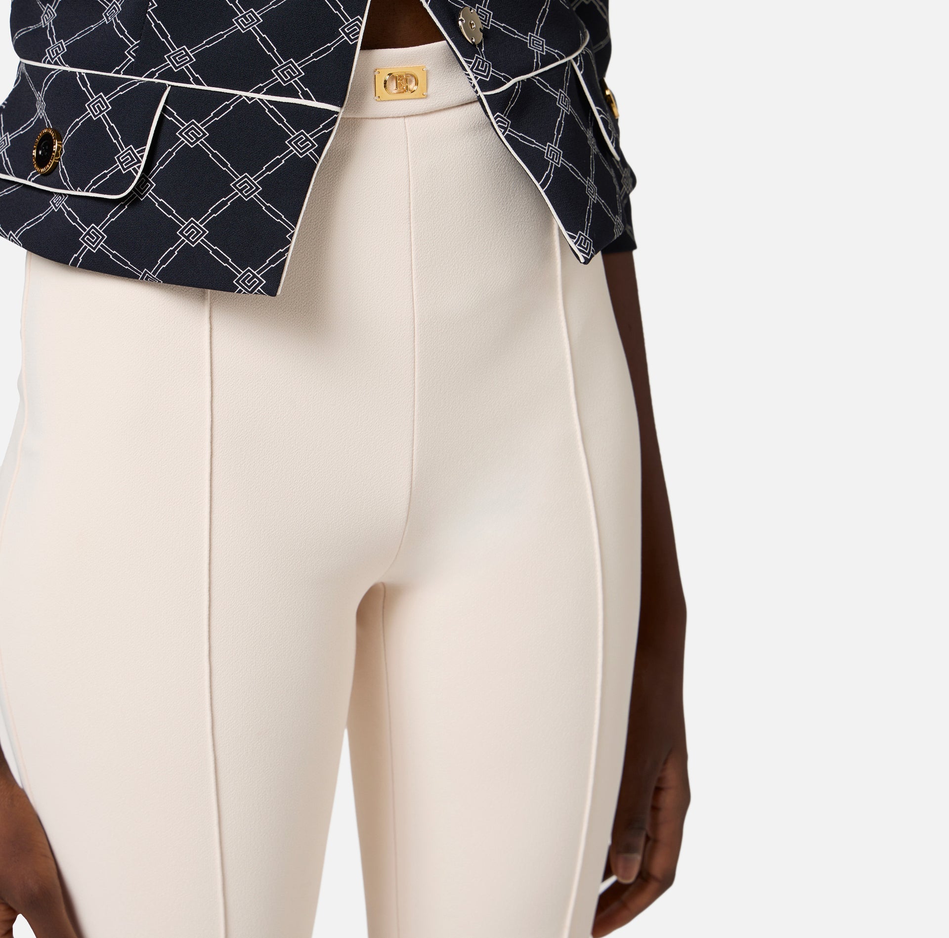 Pantaloni a zampa in crêpe con placca logo