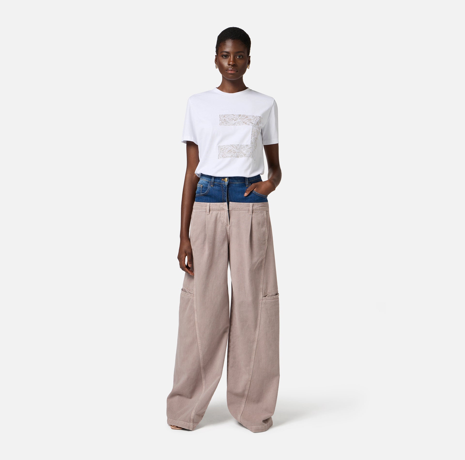 Pantaloni cargo in cotone con baschina in denim