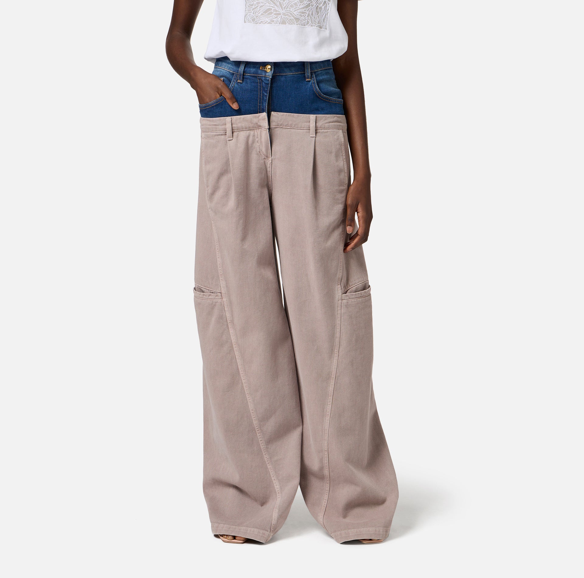 Pantaloni cargo in cotone con baschina in denim