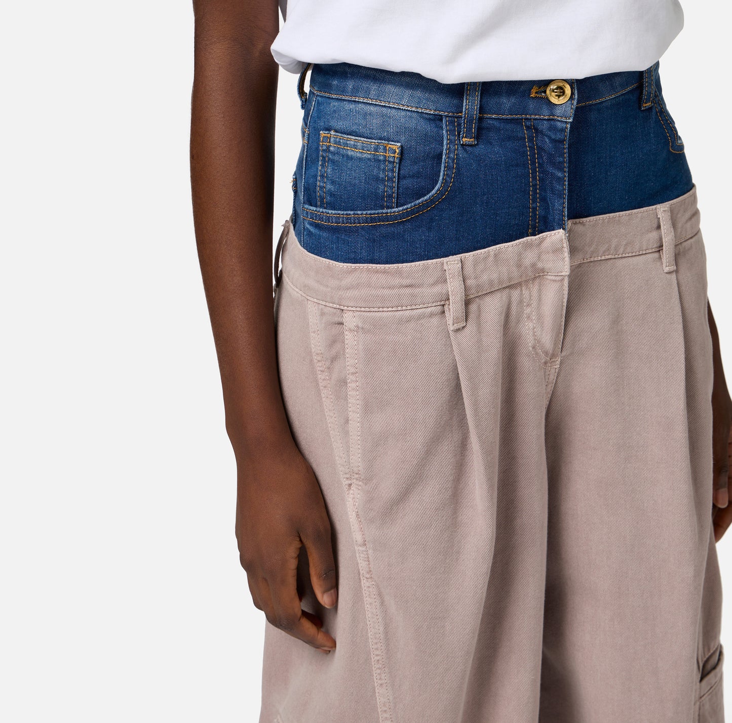 Pantaloni cargo in cotone con baschina in denim