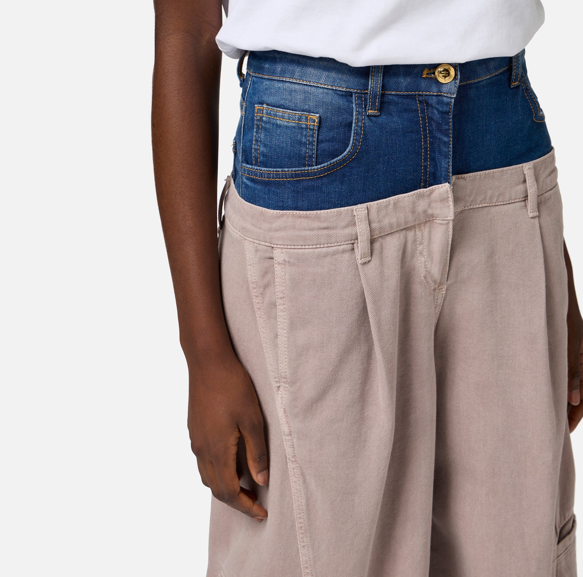 Pantaloni cargo in cotone con baschina in denim