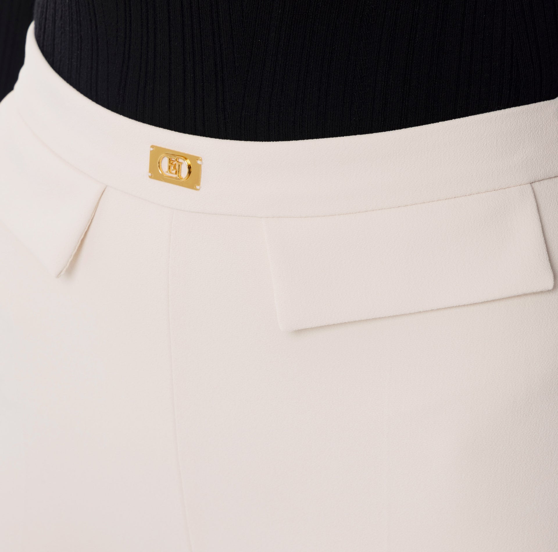 Pantaloni slim in crêpe con placca logo