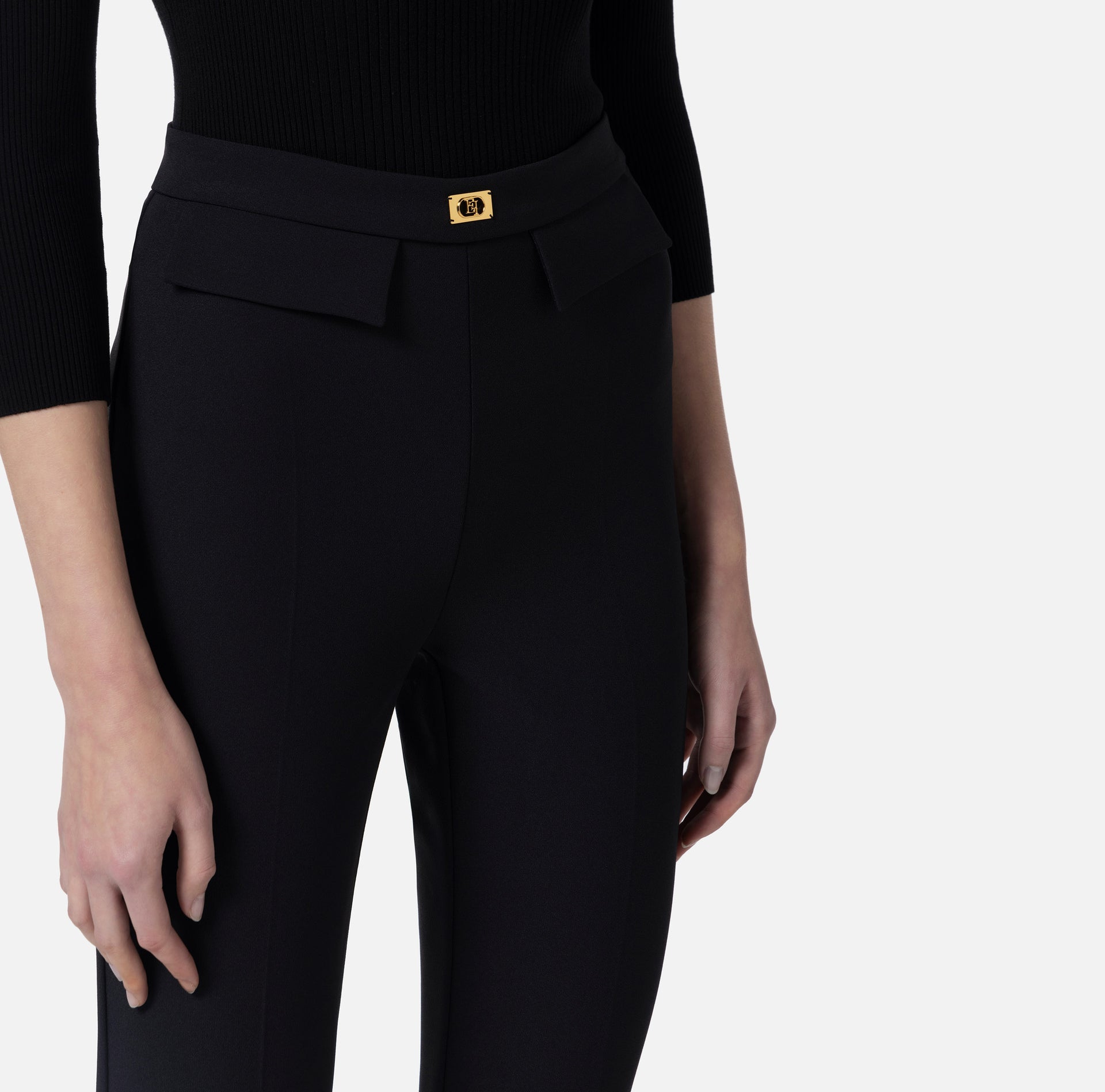 Pantaloni slim in crêpe con placca logo