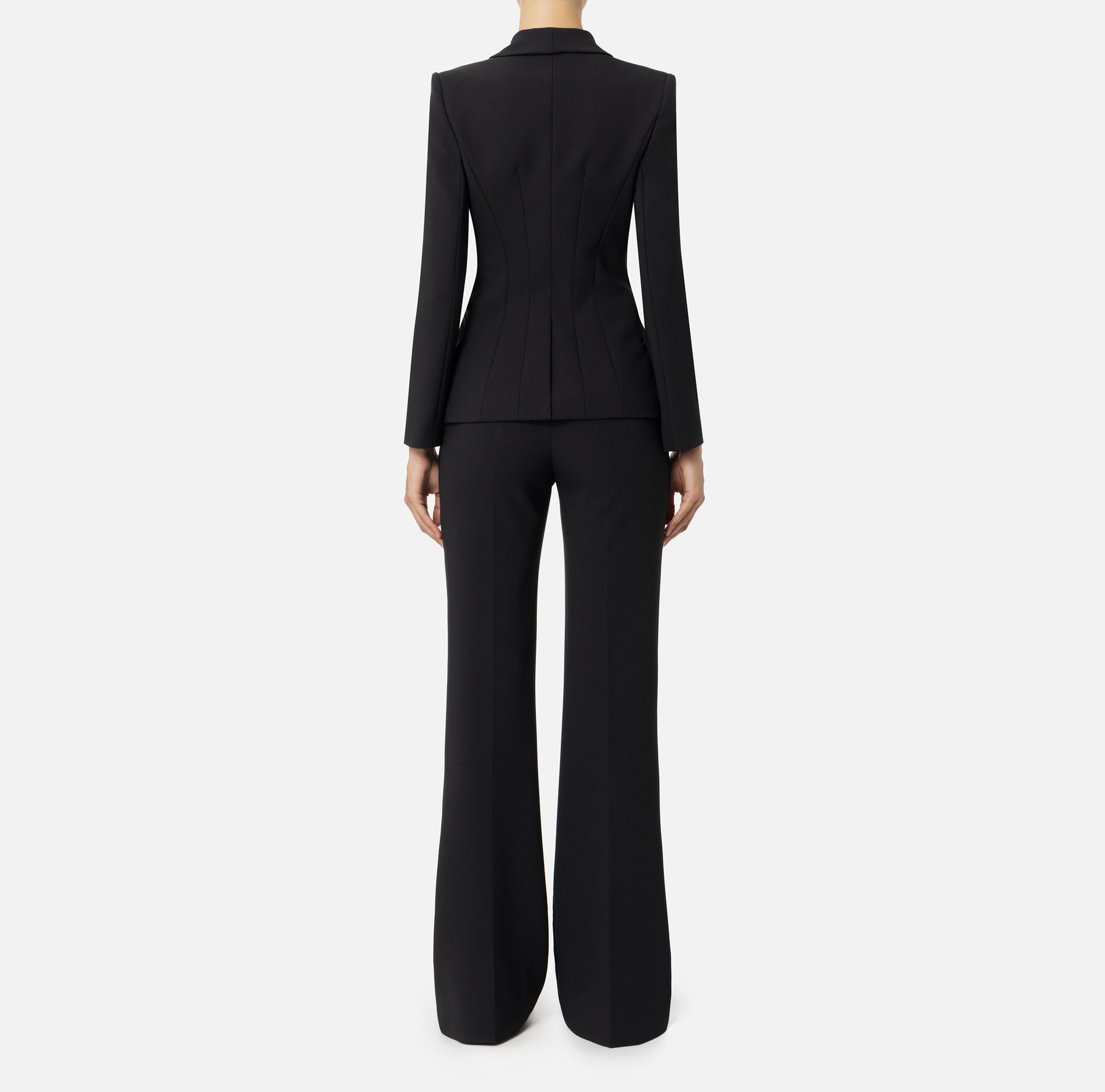 Tailleur in doppio crêpe stretch con giacca sciallata e pantalone a palazzo